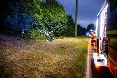 Goeppingen: Pkw ueberschlaegt sich und landet in der Hecke